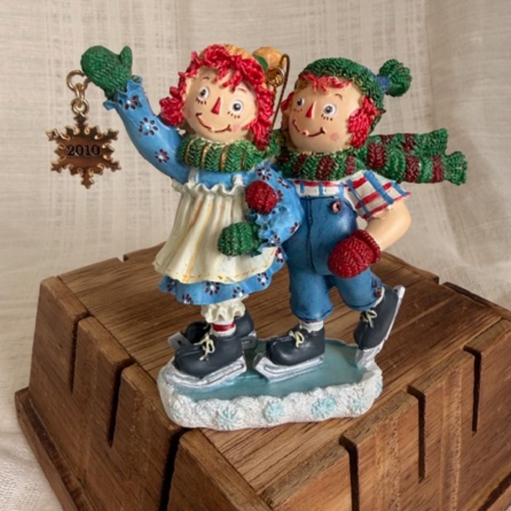 2010 Annual Raggedy Ann & Andy Ornament Winter Wonderland Skating